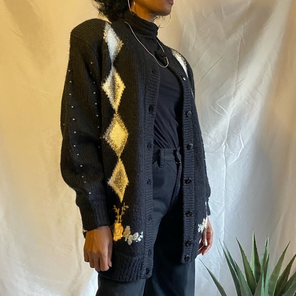 Vintage sweater cardigan with embroidered floral details - Picture 7 of 9